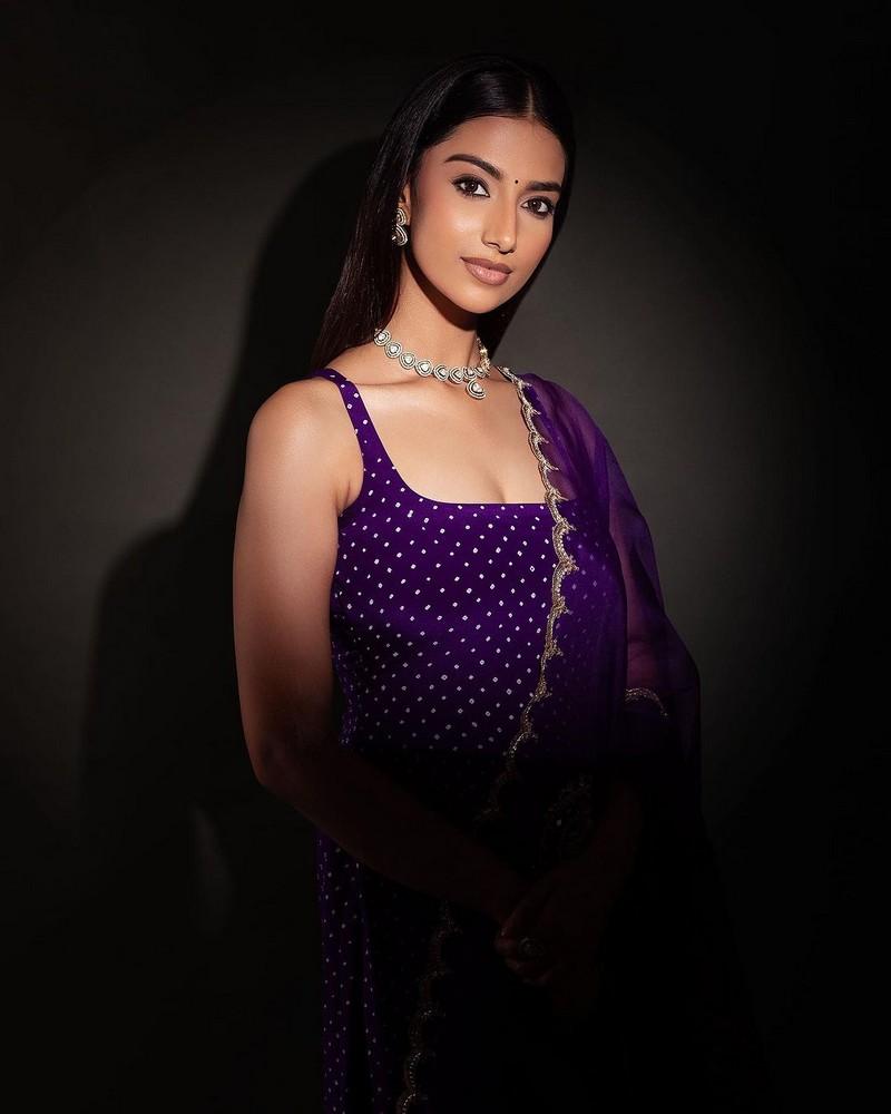 Meenakshii Chaudhary 9