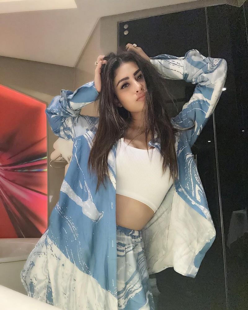 Mouni Roy 9