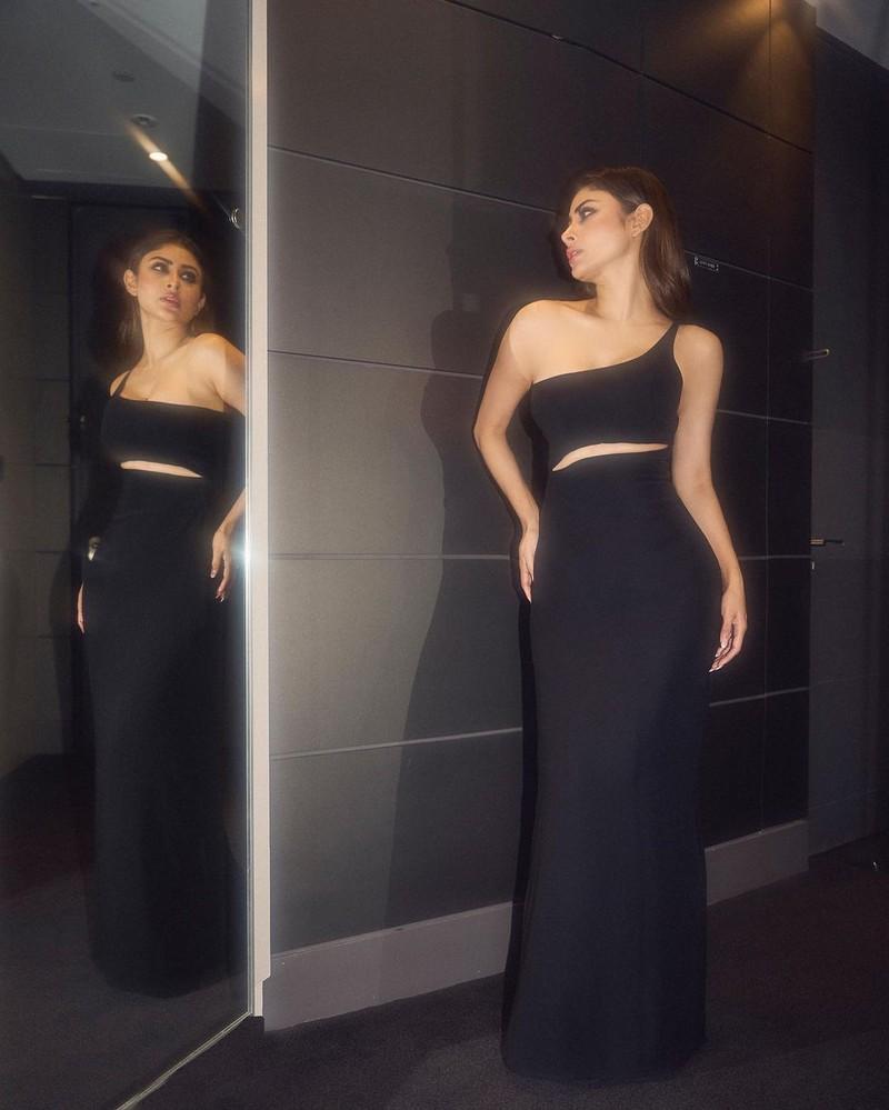 Mouni Roy 4