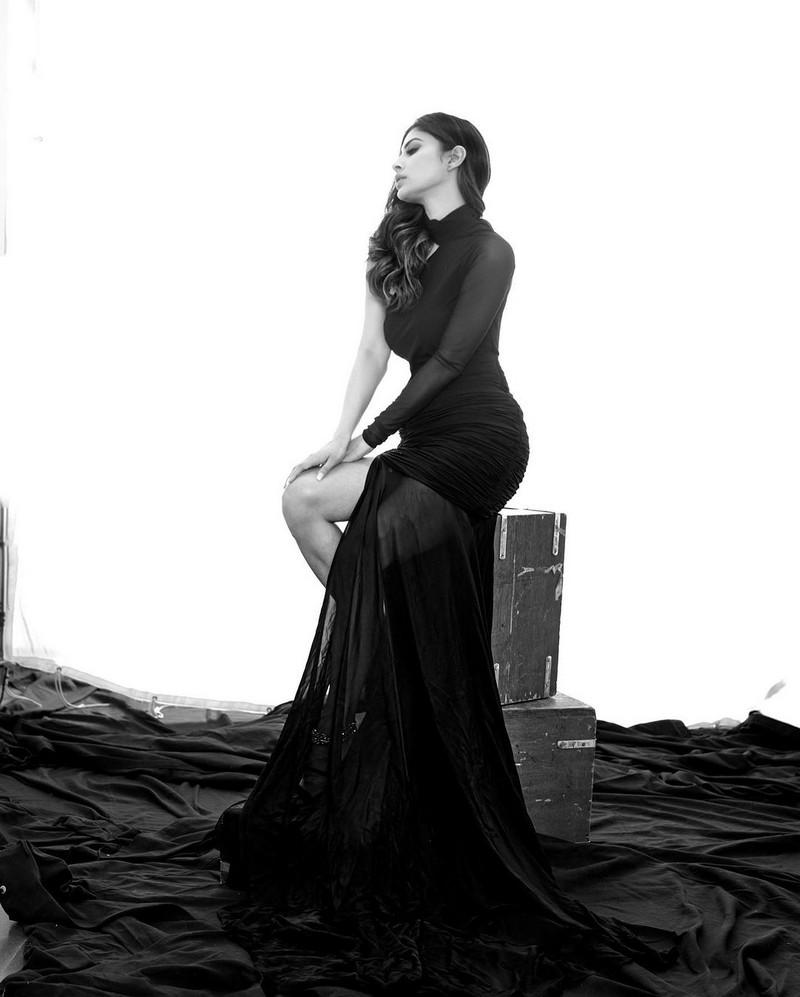 Mouni Roy 8