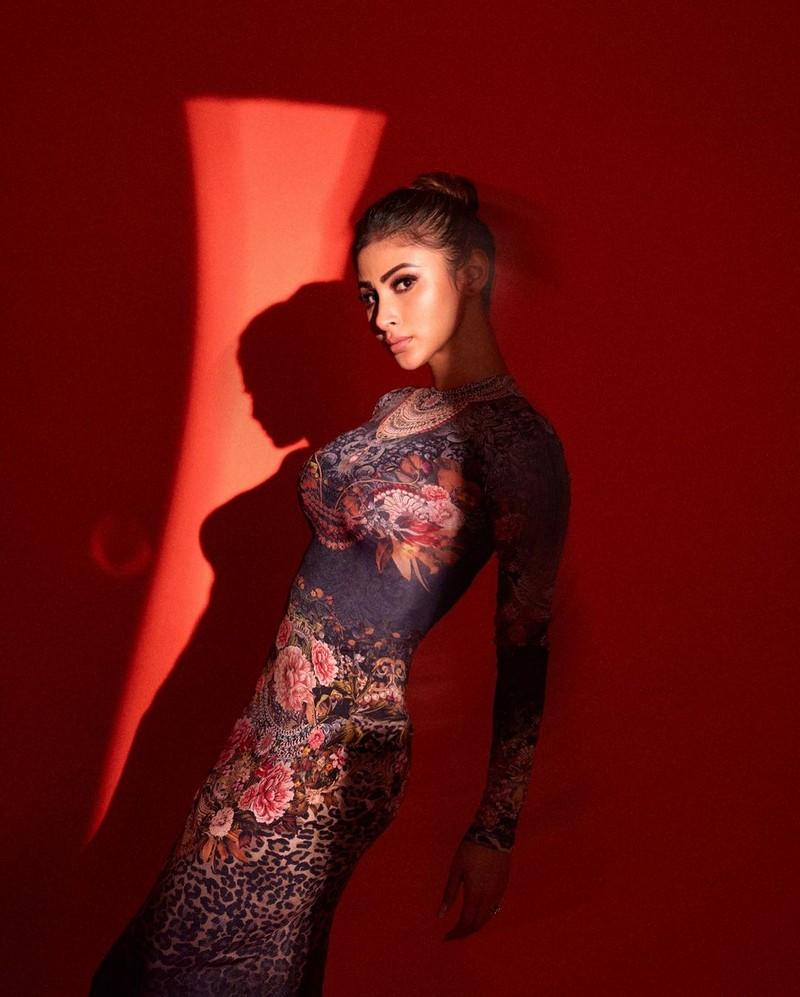 Mouni Roy 5