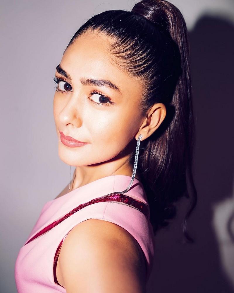 Mrunal Thakur 10