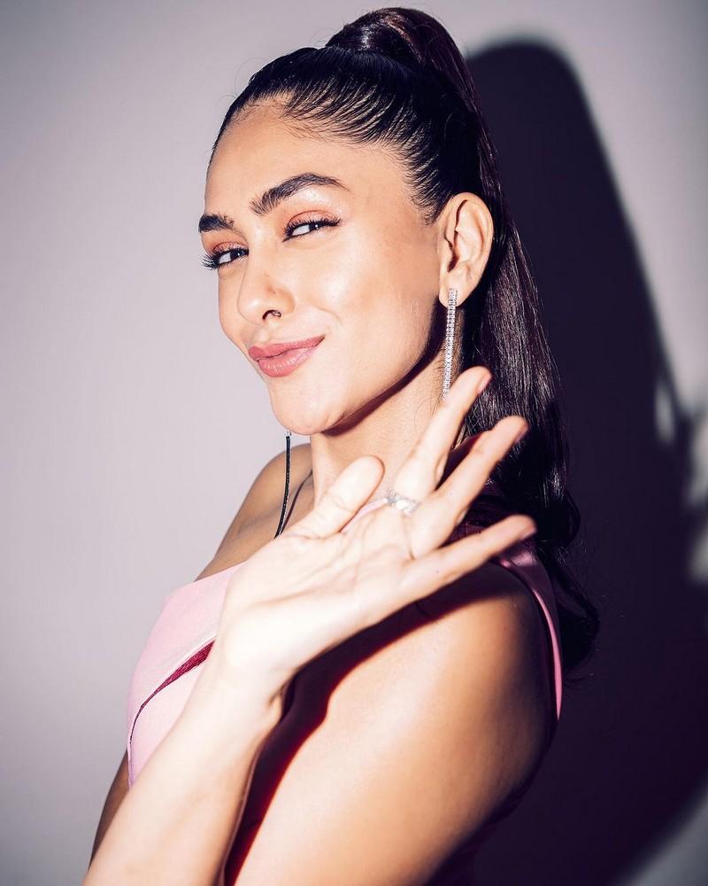 Mrunal Thakur 11