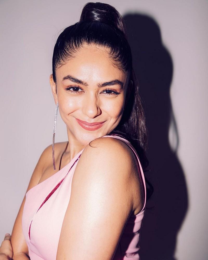 Mrunal Thakur 15