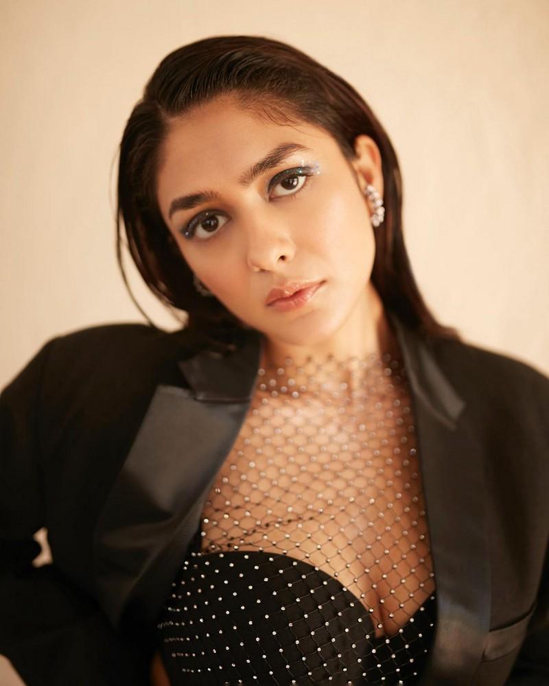 Mrunal Thakur 1