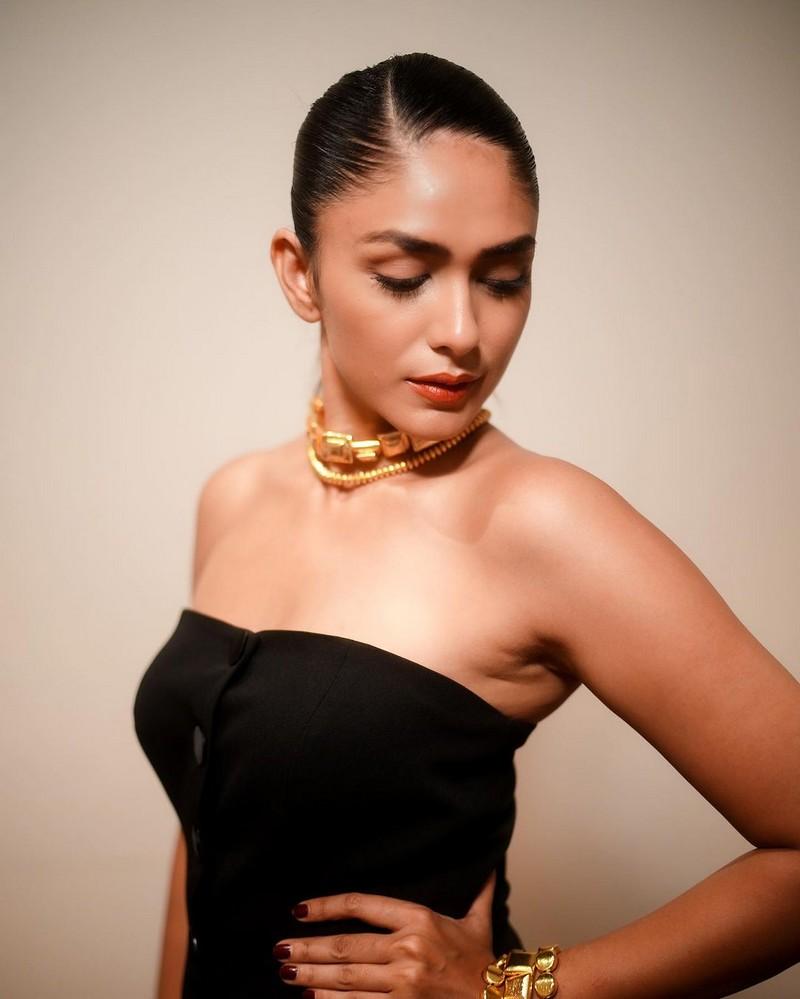 Mrunal Thakur 10