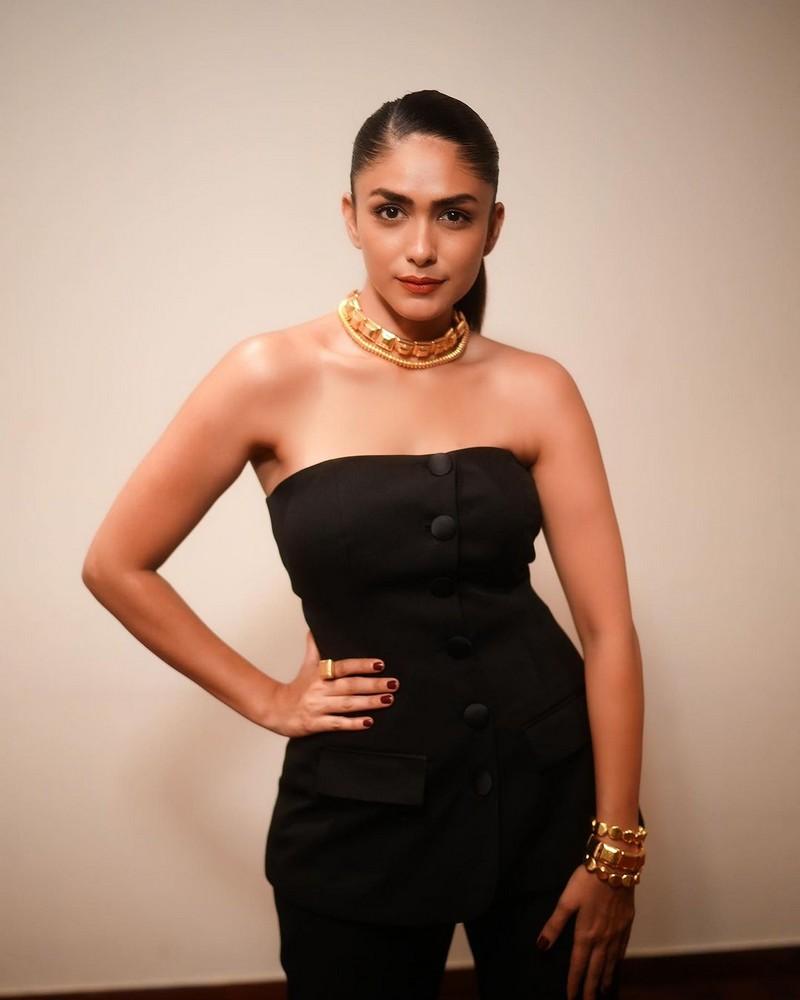 Mrunal Thakur 11