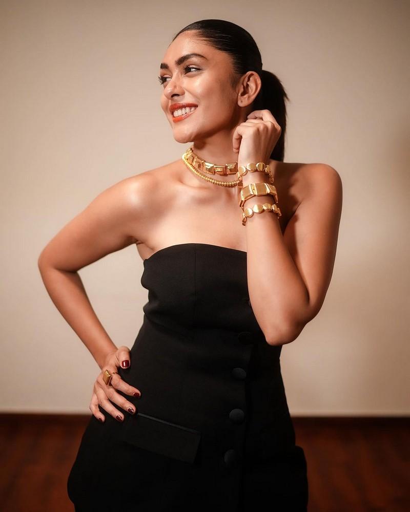 Mrunal Thakur 12