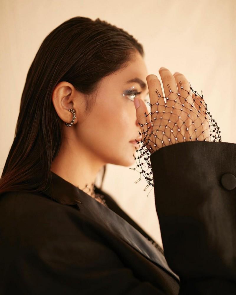 Mrunal Thakur 5
