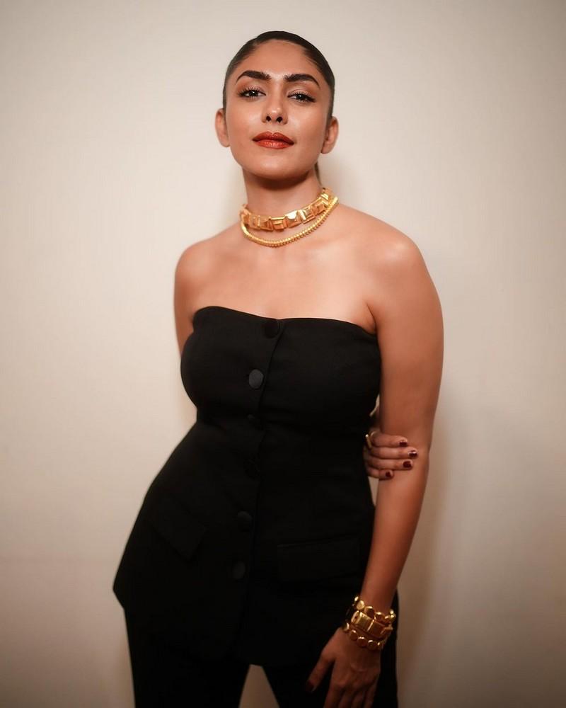 Mrunal Thakur 7