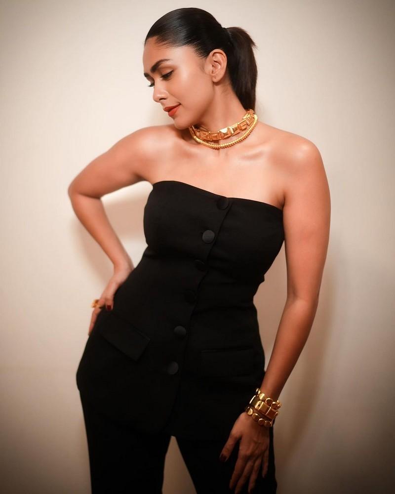 Mrunal Thakur 8