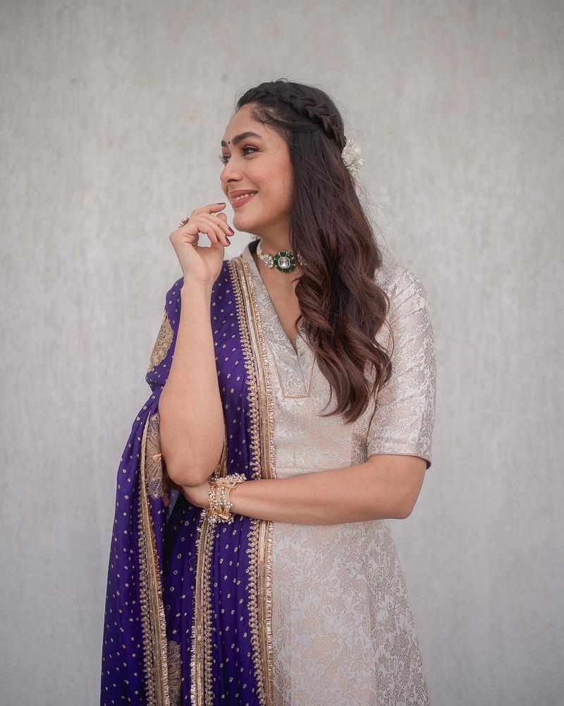 Mrunal Thakur 14