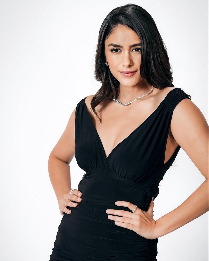 Mrunal Thakur 3