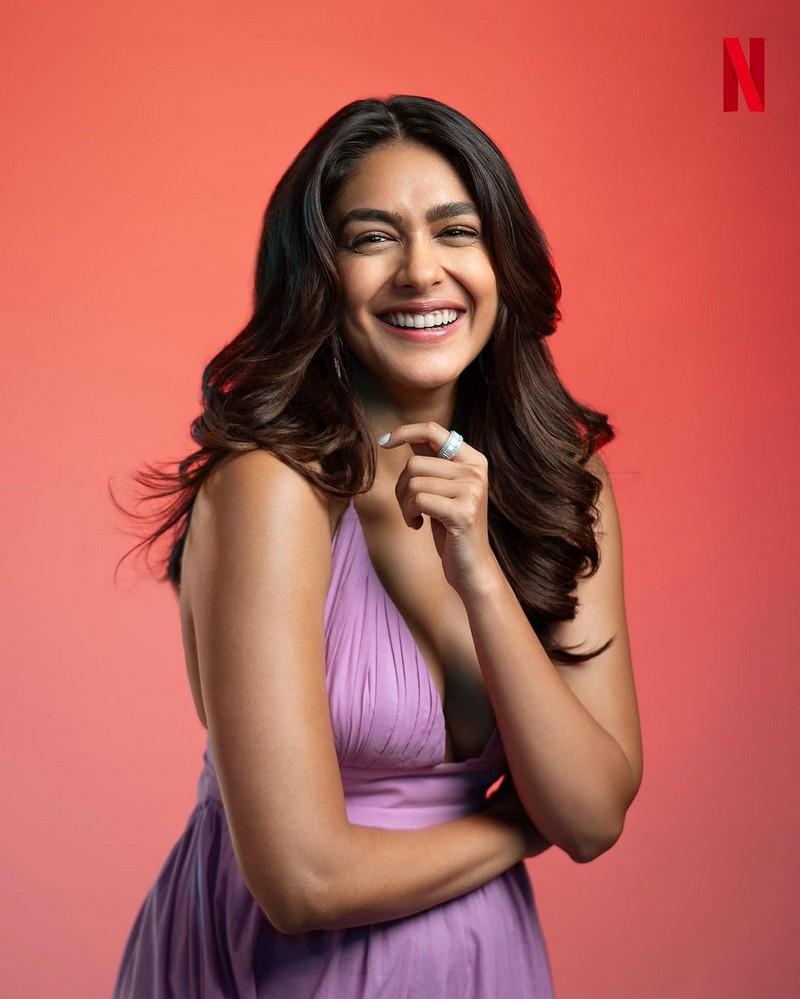 Mrunal Thakur 4