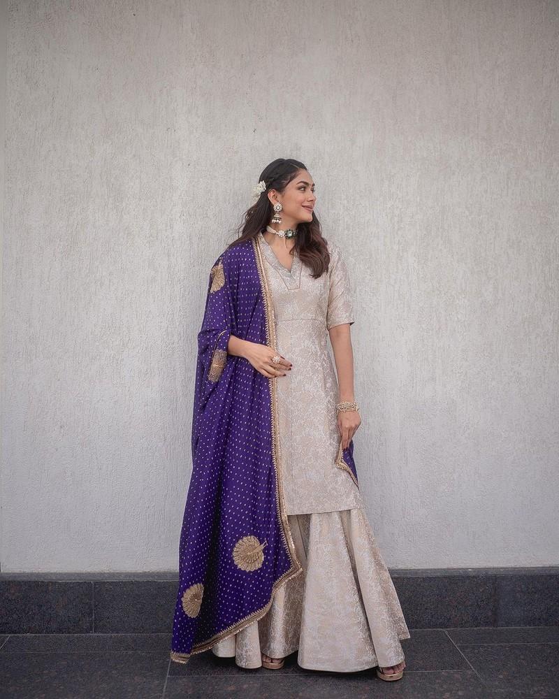 Mrunal Thakur 1