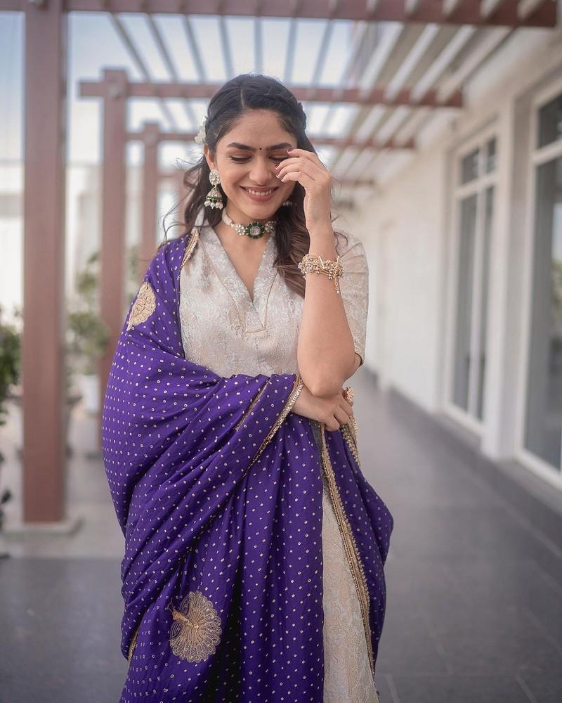 Mrunal Thakur 10