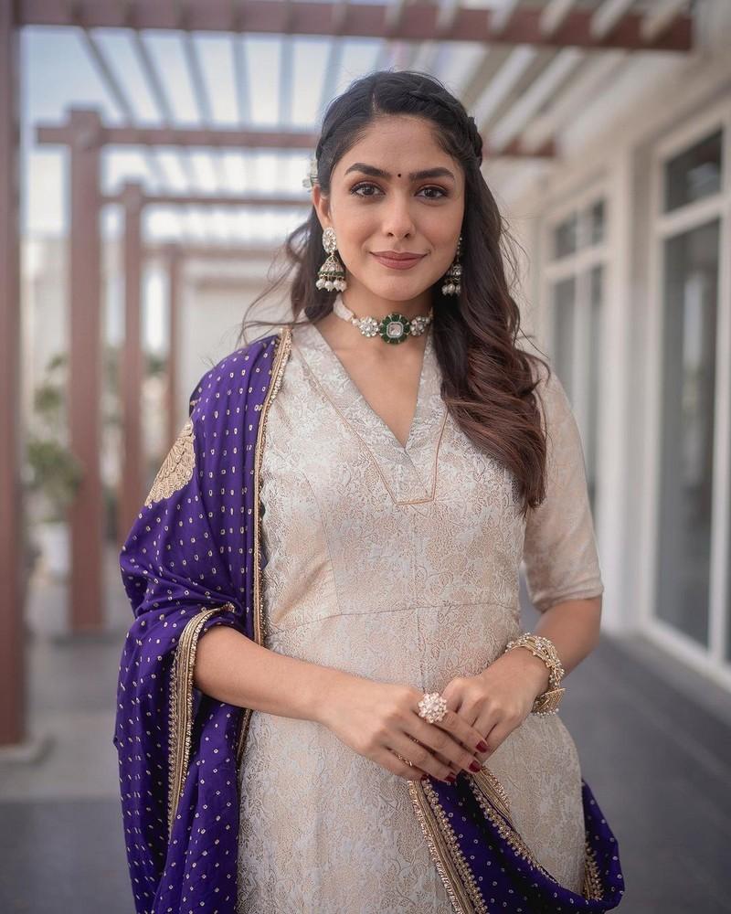 Mrunal Thakur 4