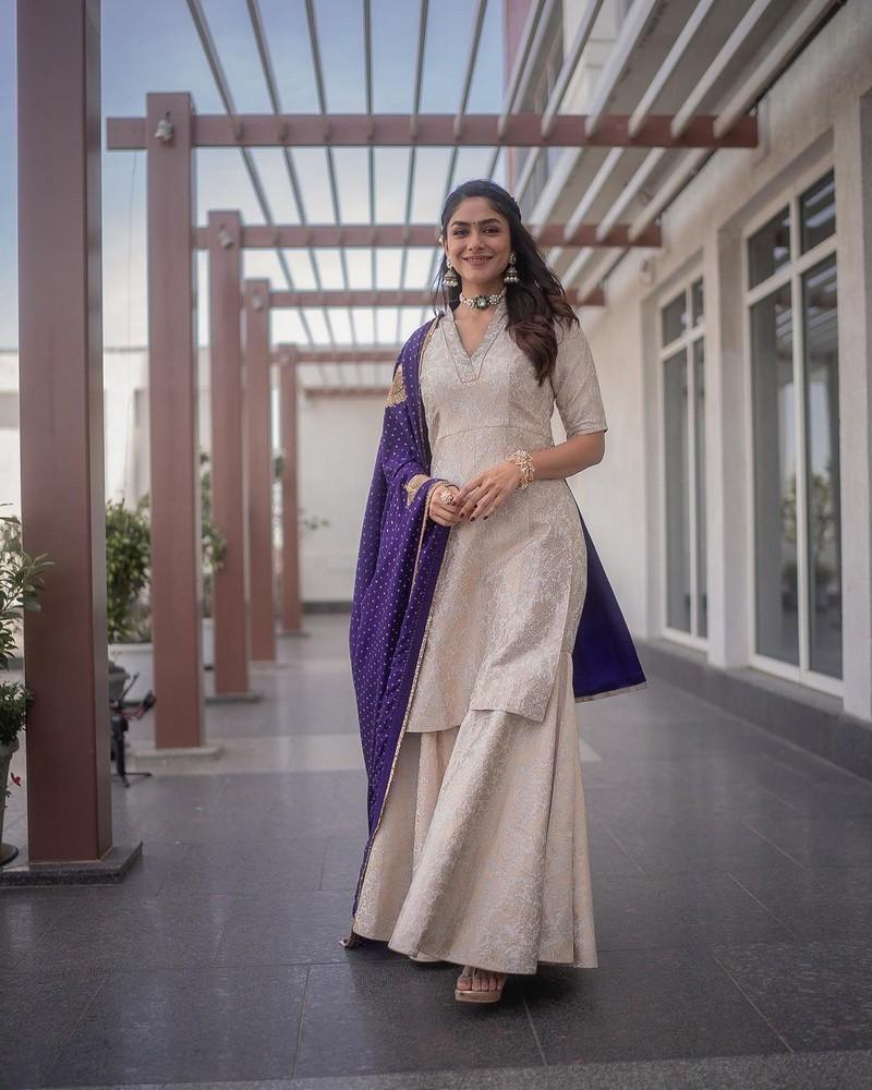 Mrunal Thakur 6