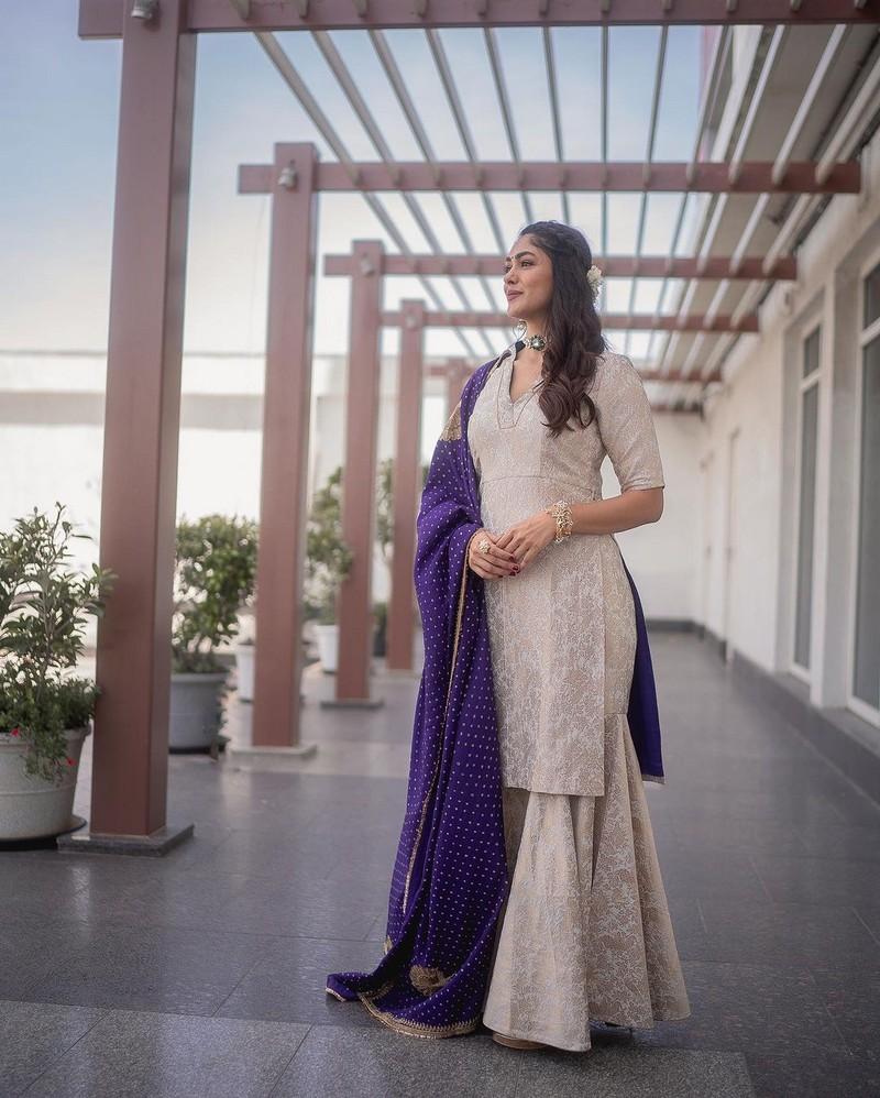 Mrunal Thakur 7