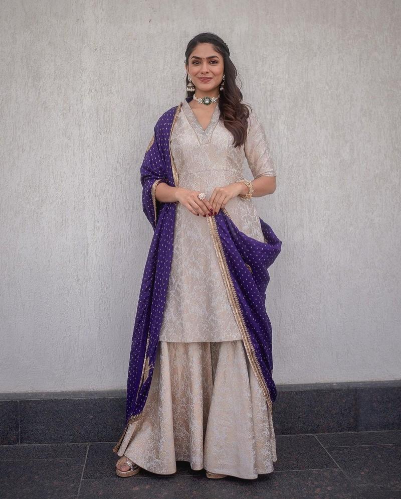 Mrunal Thakur 8