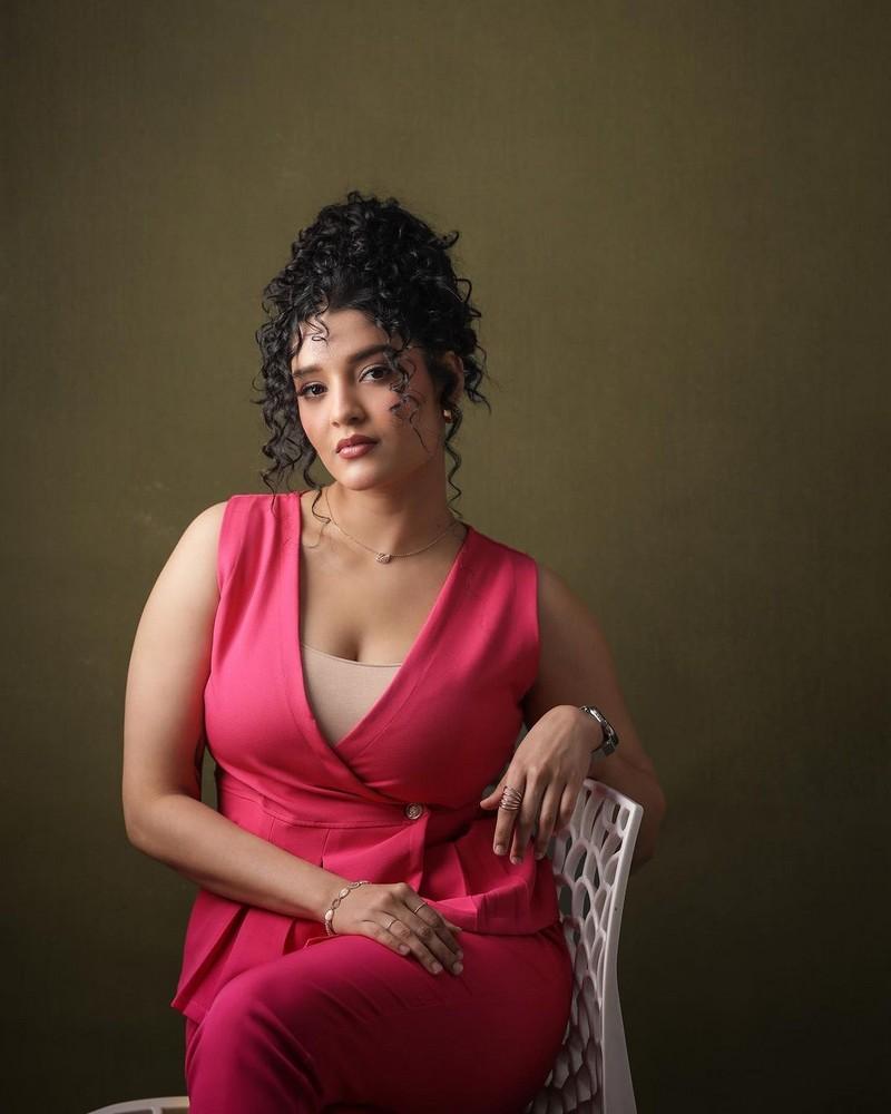 Ritika Singh 9