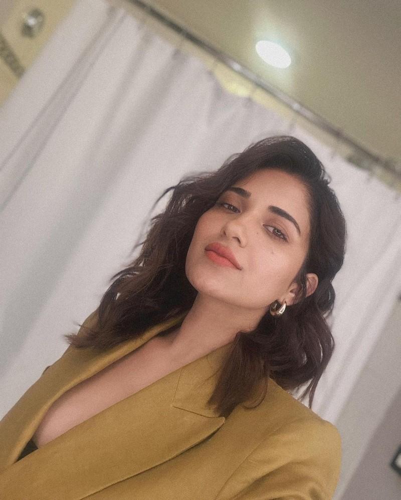 Ruhani Sharma 10