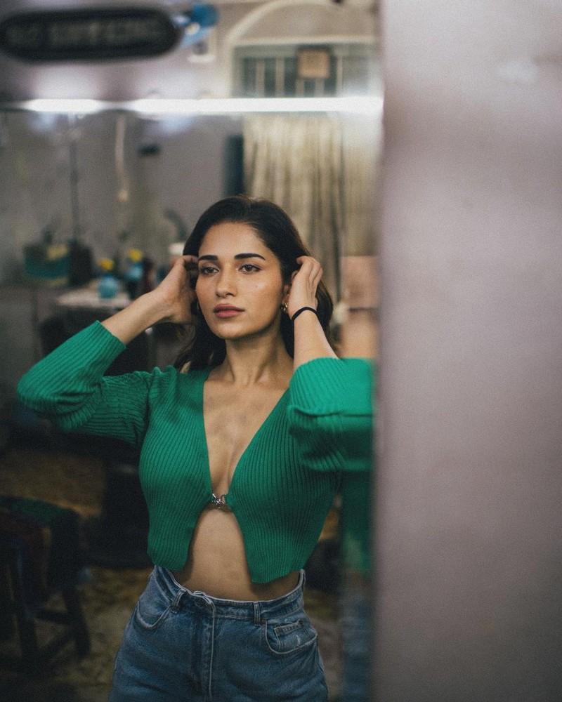 Ruhani Sharma 4