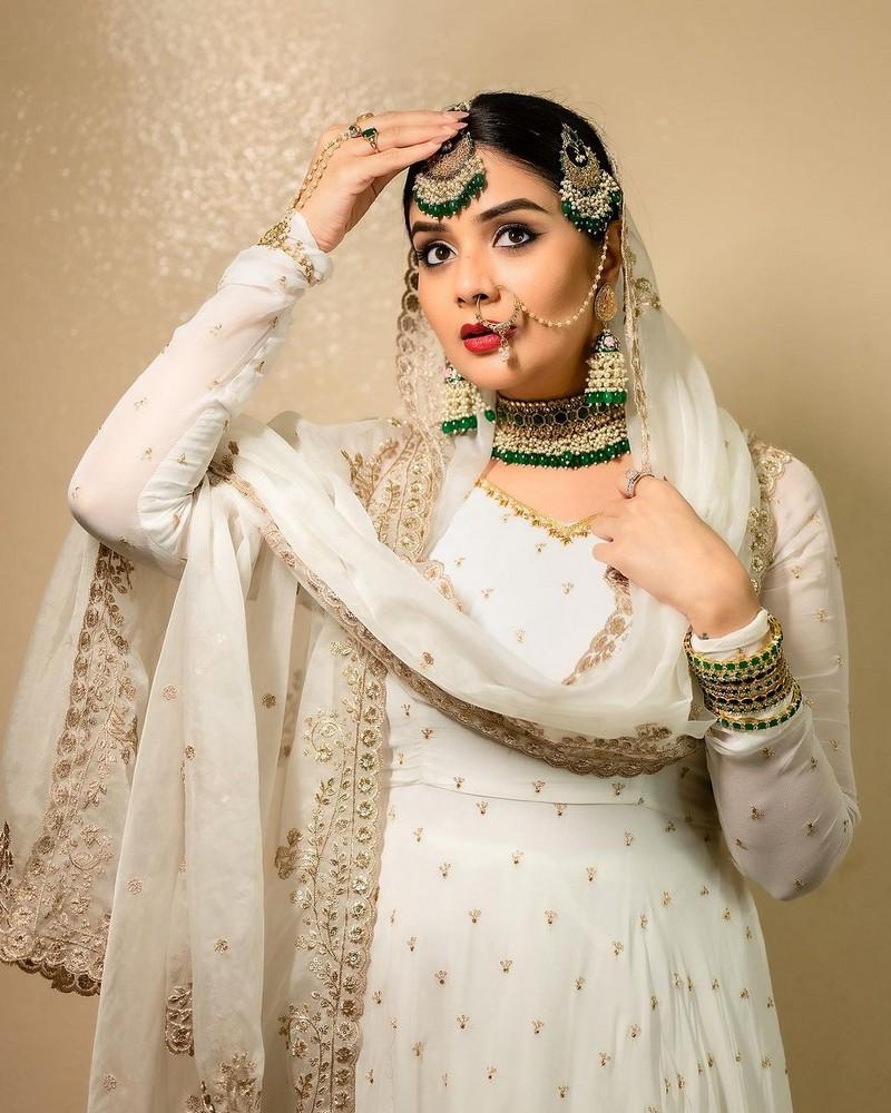 Sreemukhi 6
