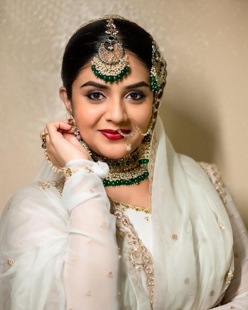 Sreemukhi 9
