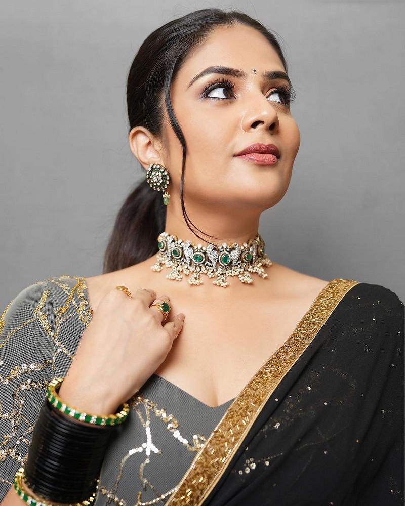 Sreemukhi 1