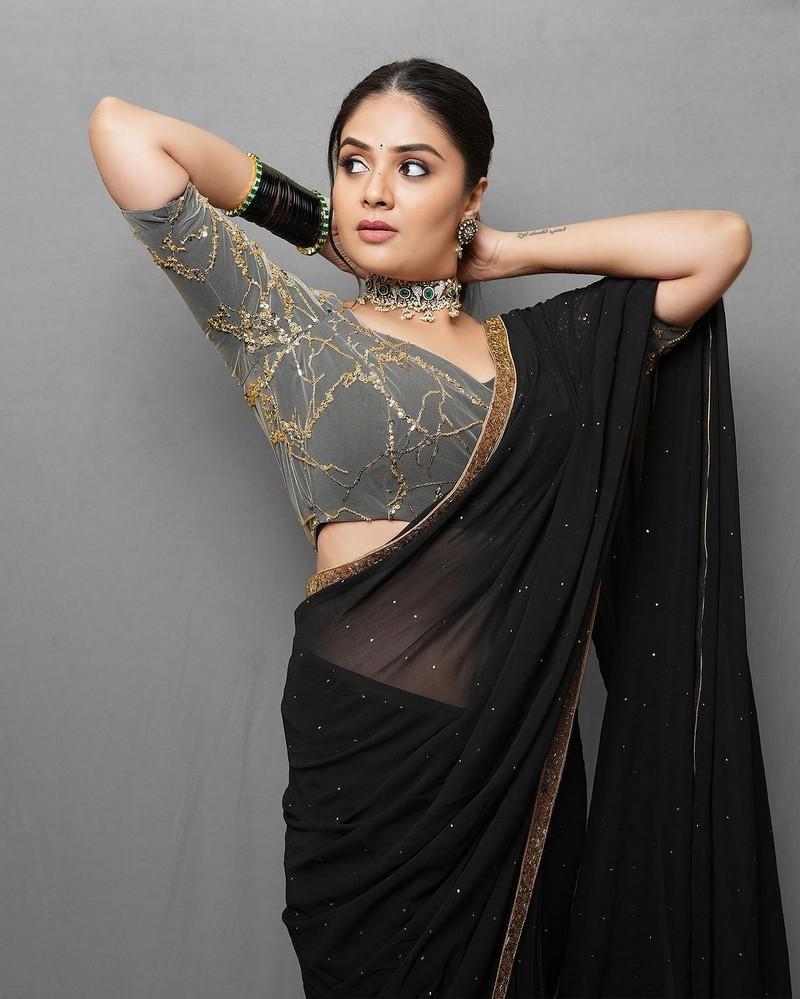 Sreemukhi 9