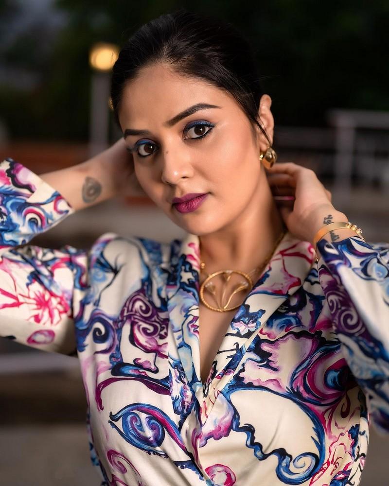 Sreemukhi 10