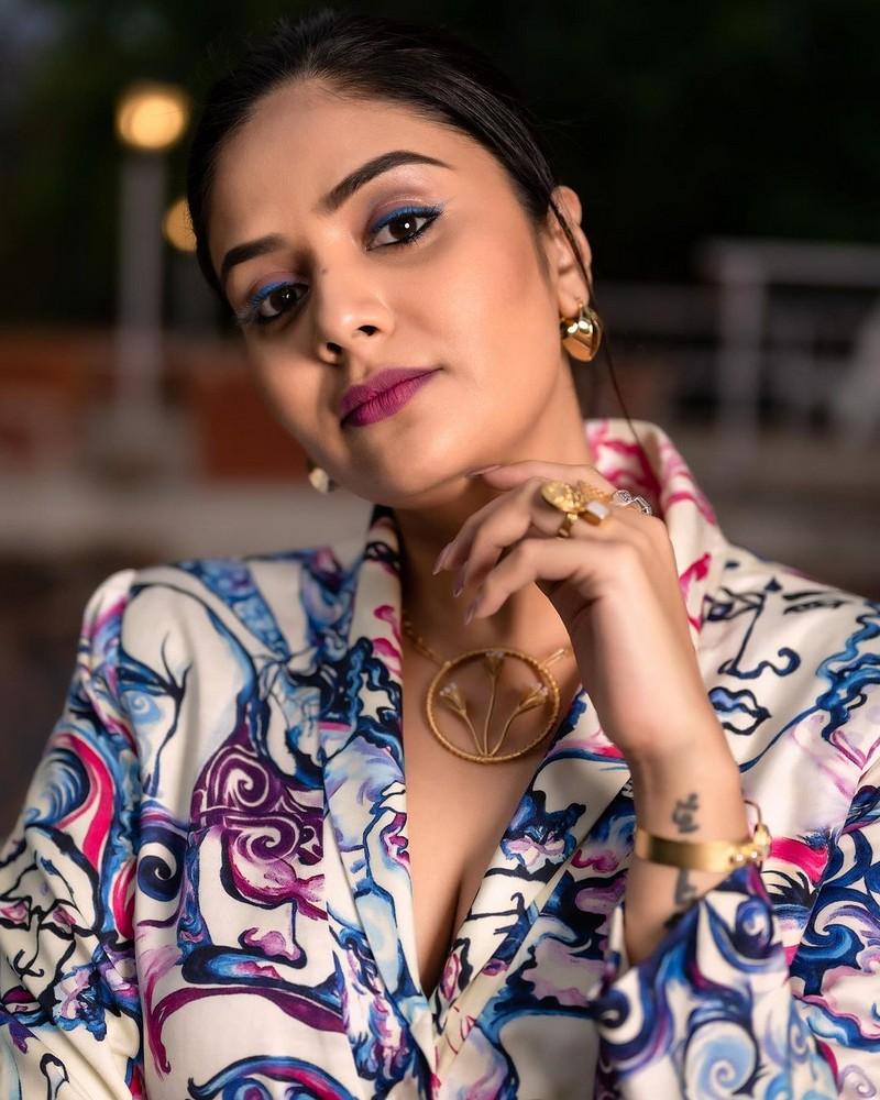 Sreemukhi 6