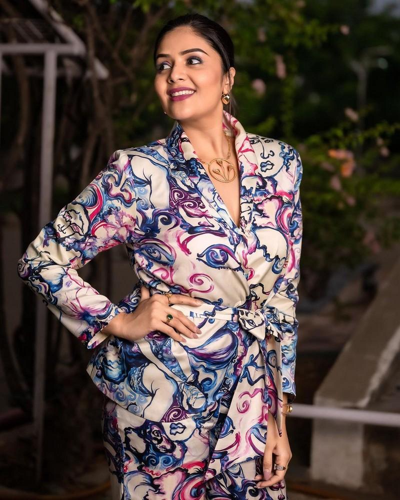 Sreemukhi 9