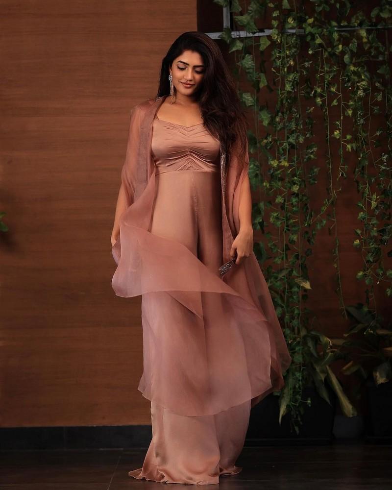 Eesha Rebba 3