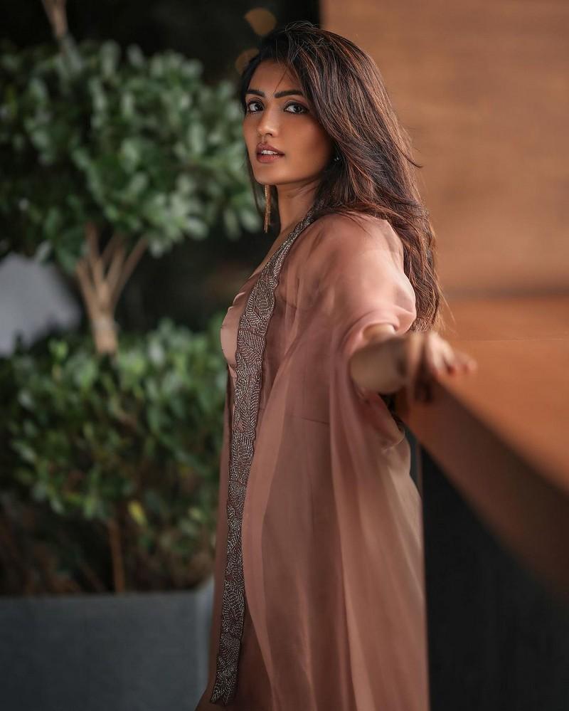Eesha Rebba 4