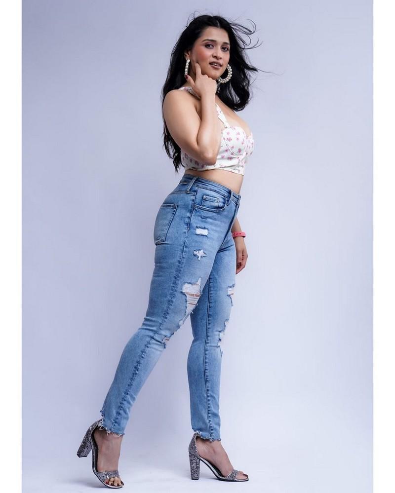 Mannara Chopra 1