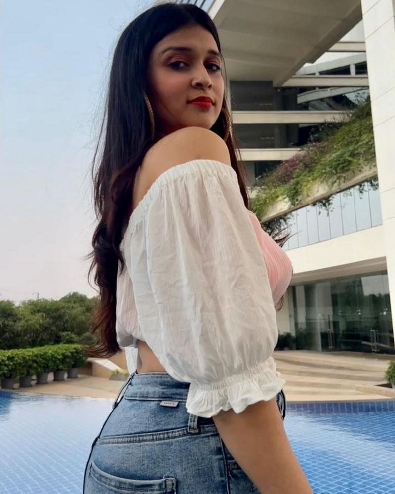 Mannara Chopra 10