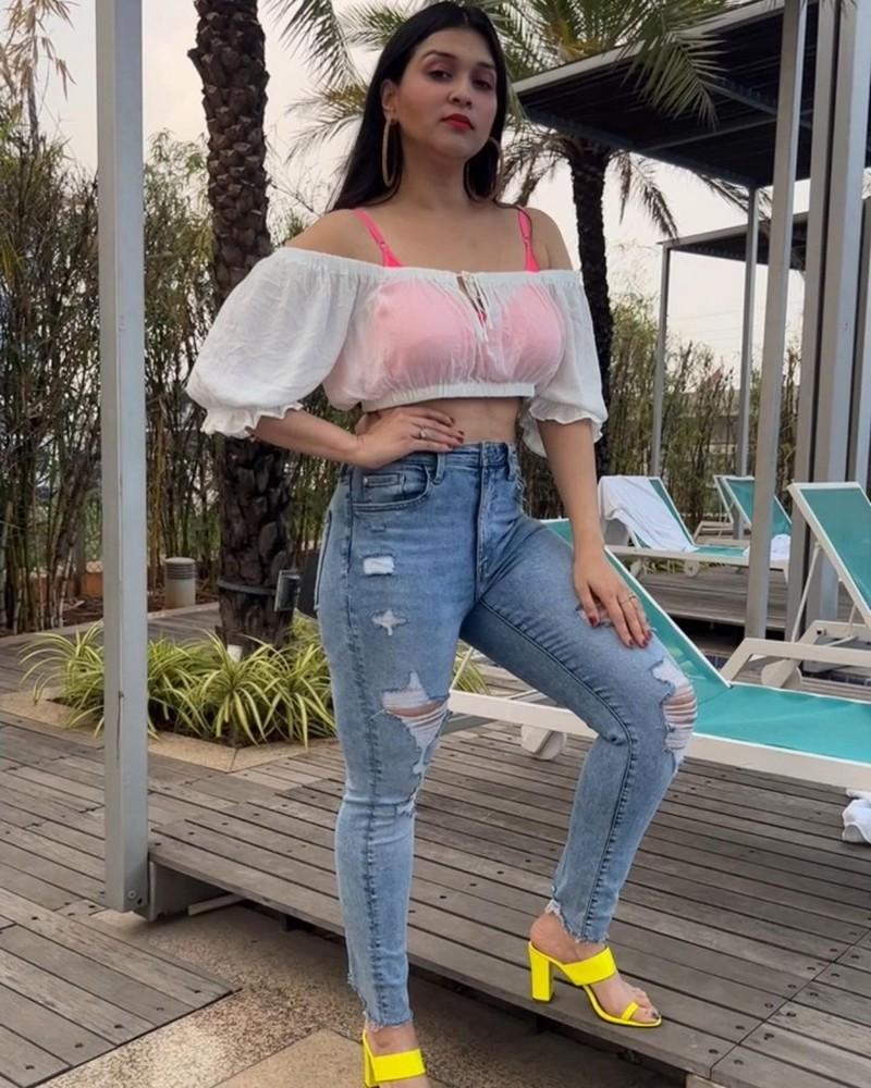 Mannara Chopra 8