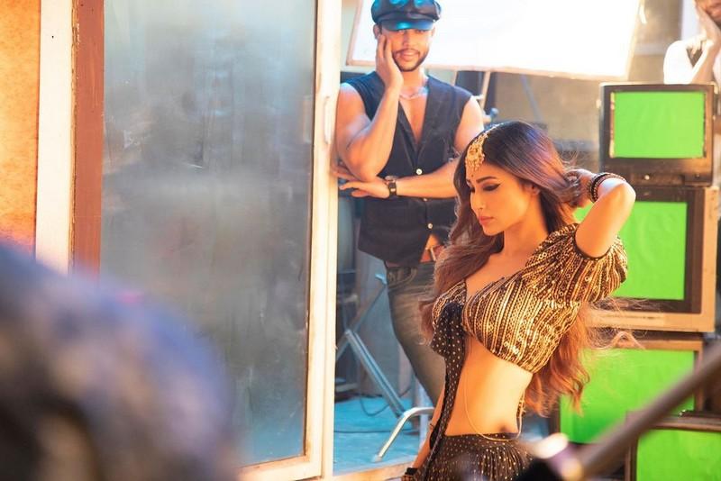 Mouni Roy 10