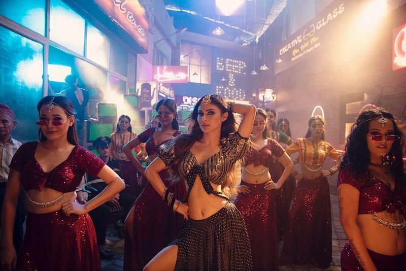 Mouni Roy 11