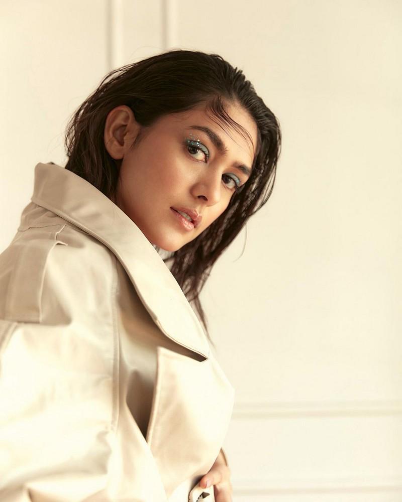 Mrunal Thakur 4