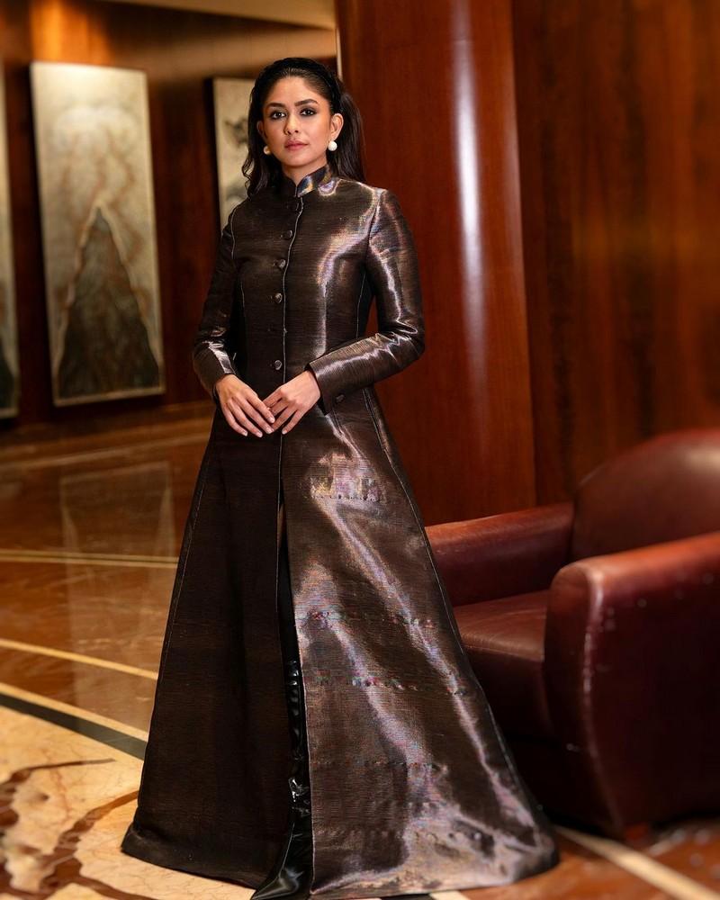 Mrunal Thakur 12
