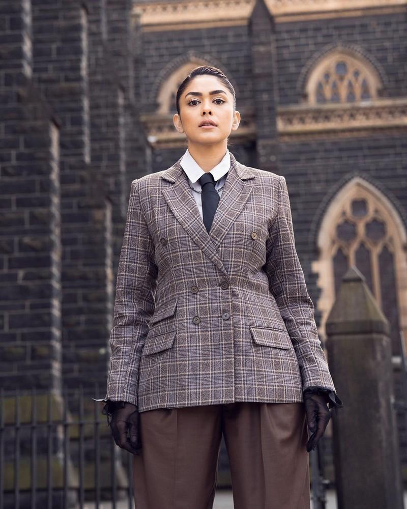 Mrunal Thakur 4