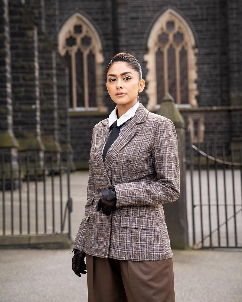 Mrunal Thakur 9