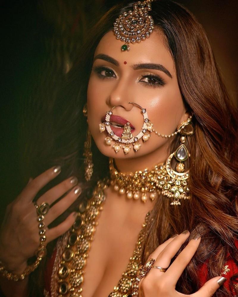 Nehhaa Malik 18