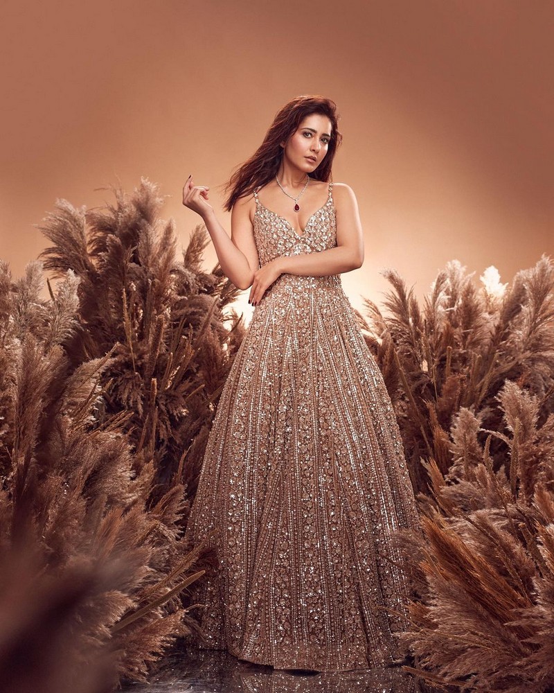 Raashii Khanna 8