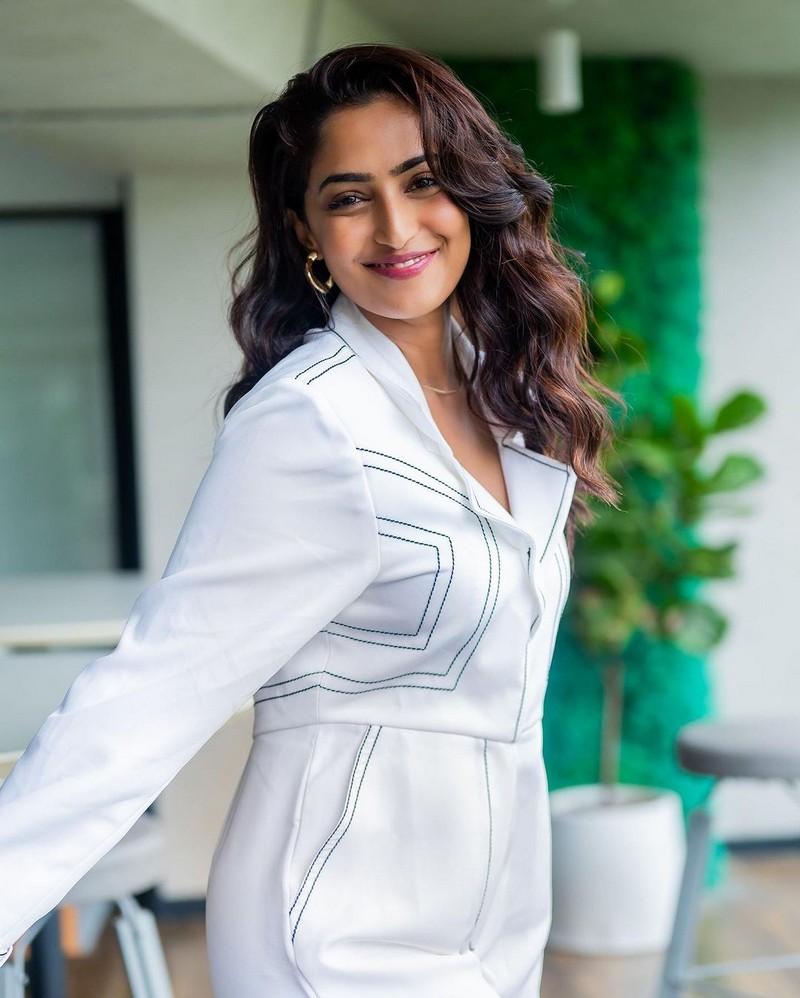 Reba Monica John 3