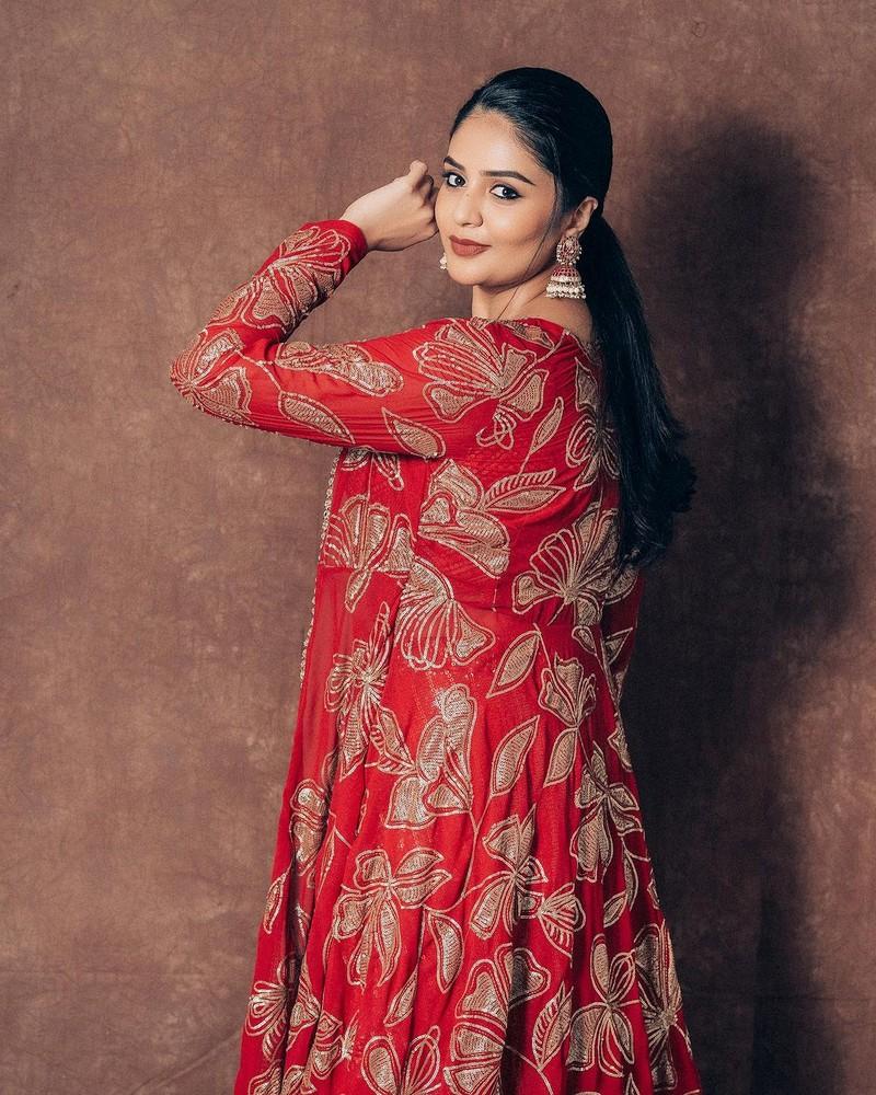 Sreemukhi 2