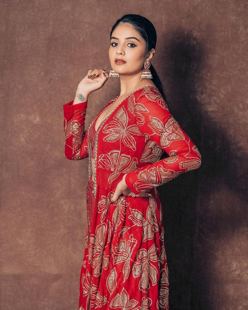 Sreemukhi 6